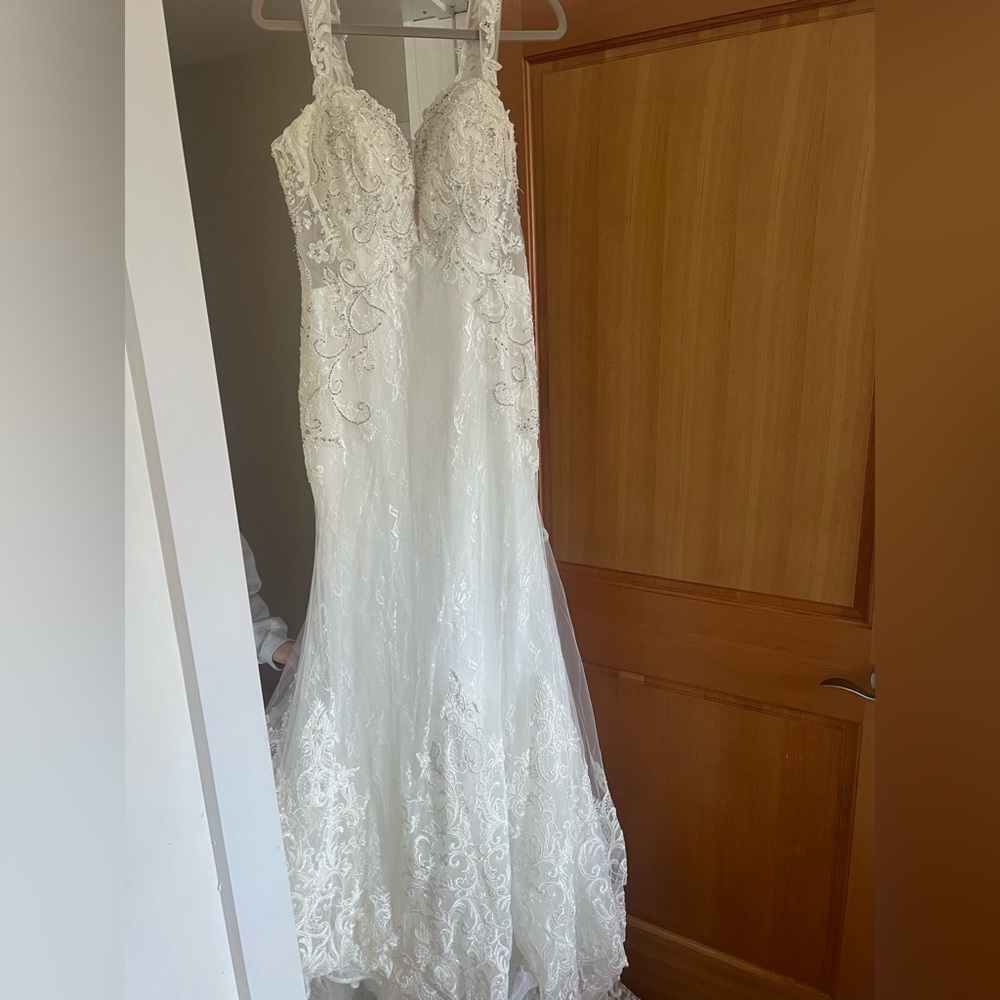 Elegant White Lace Wedding Dress